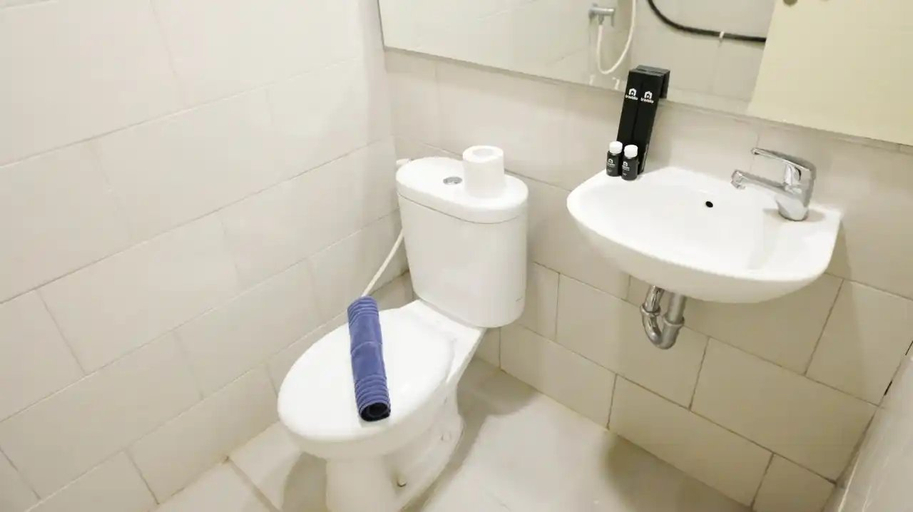 Bathroom, Studio No Kitchen @ Supermall Mansion By Travelio, Surabaya