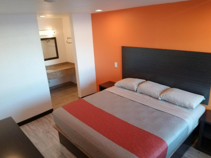 Bedroom 4, Budget Motel, Orange