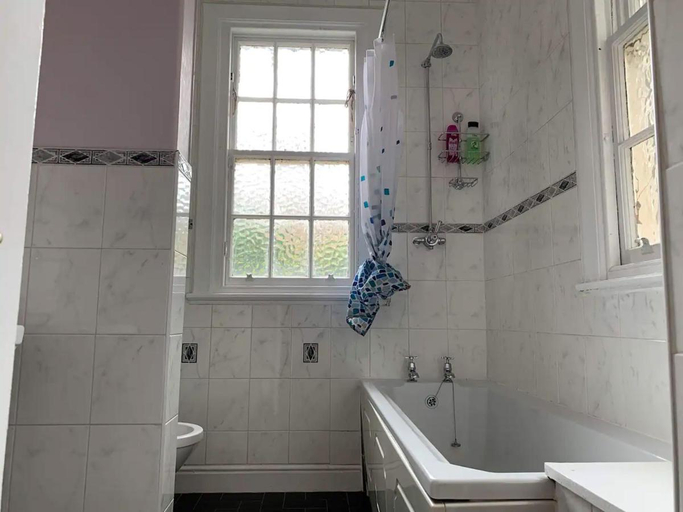 Bathroom 2, JOIVY Adorable 1 Bed Flat Near West End, Edinburgh