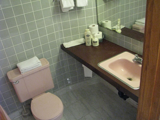Bathroom 3, Motel Le Charentais, Le Bas-Richelieu