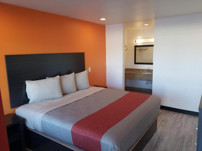 Bedroom 2, Budget Motel, Orange