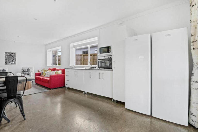 Others 5, Bright 3-Bedroom Unit - WiFi & Parking, Waitakere
