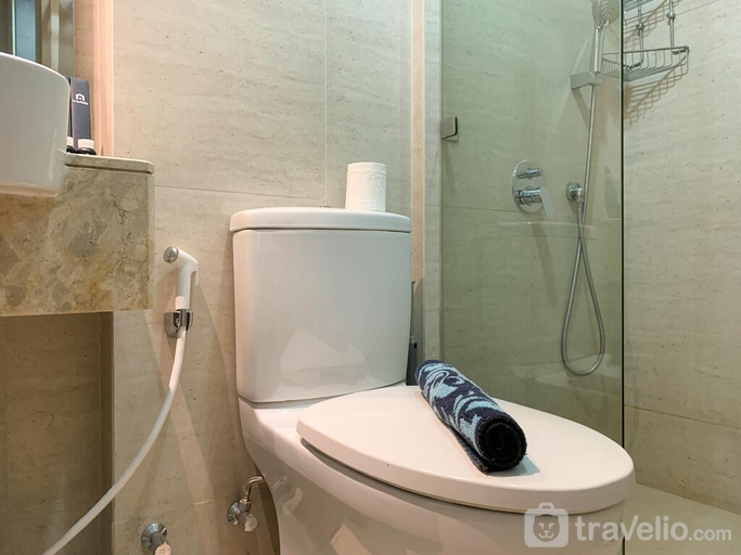 Bathroom 4, Minimalist HighFloor Studio Gold Coast By Travelio, North Jakarta