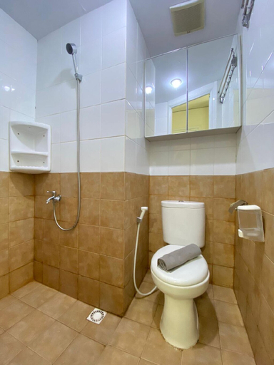 Bathroom, Cozy Apartment Green Pramuka City By Ricardo, Jakarta Pusat