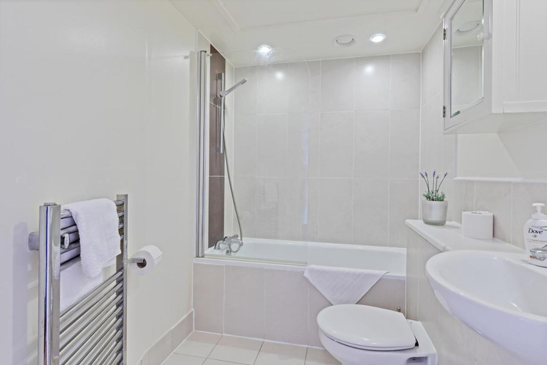 Bathroom 2, Panoramic Pad with Great Views | By My Getaways, Brighton and Hove
