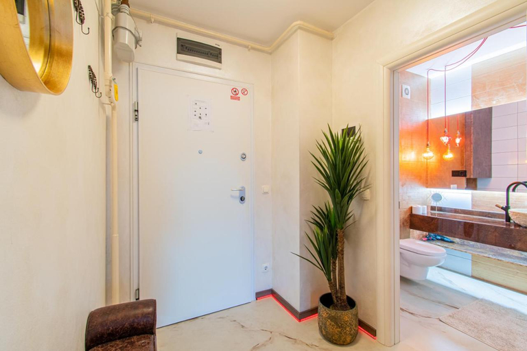 Others 3, Jacuzzi - Love - BDSM - Extra Luxury - EV chargger - Valentine's Day - Red Room - Flexible SelfCheck, Zagreb