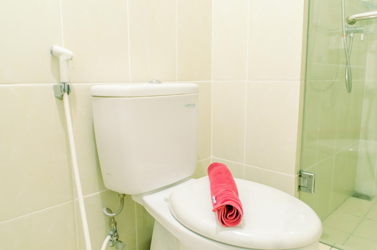 Bathroom, Wonderful and Cozy 2BR Apartment at M-Town Residence, Tangerang
