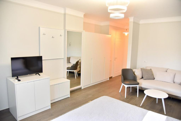 Others 4, Hotel Imperiale, Durrësit