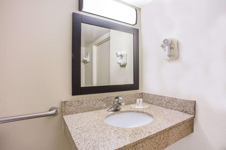 Bathroom 3, Super 8 by Wyndham Camp Springs/Andrews AFB DC Area, Prince George's