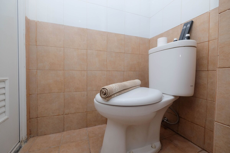 Bathroom 3, Comfort 2Br At Green Pramuka Apartment, Jakarta Pusat
