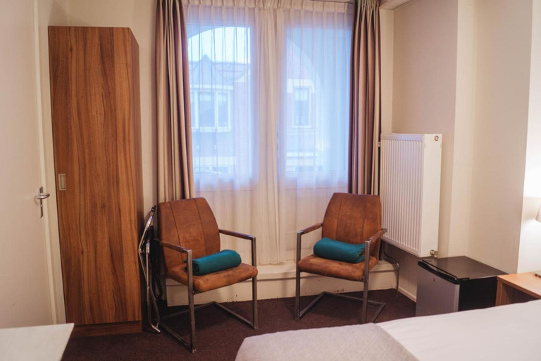 Others 4, Hotel Eckhardt, Eemsmond