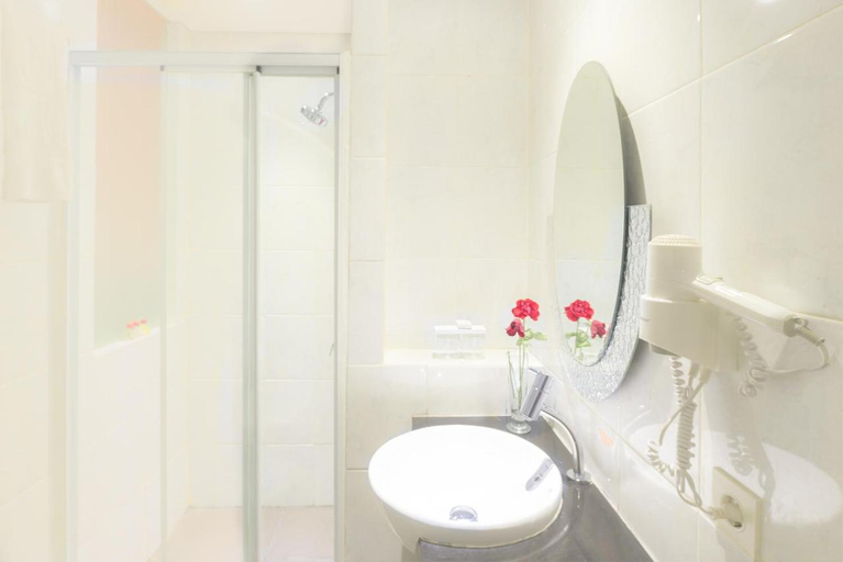 Bathroom 5, J Hotel Bandara Soekarno Hatta, Tangerang