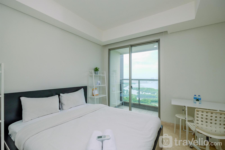 Bedroom 5, Elegant Studio with Pool and Sea View at Gold Coast Apartment, Jakarta Utara
