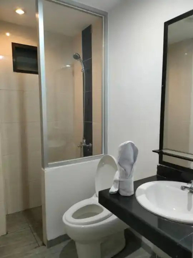 Bathroom, Manunggal Hotel, Bangka