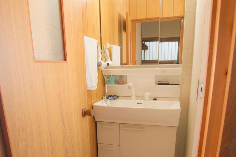 Bathroom, Yushe no Niwa, Tajiri