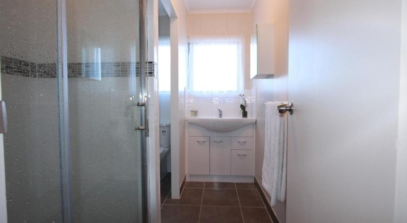 Bathroom, Rose Apartments and Spa, Rotorua