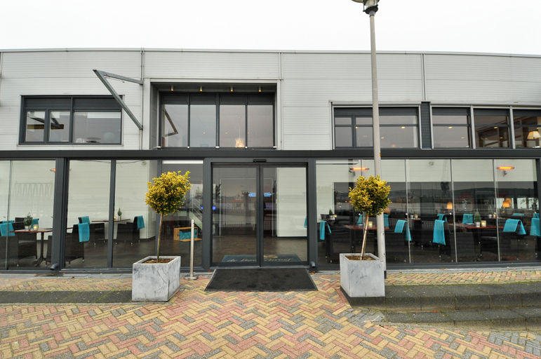 Others 4, Hotel De Boegschroef, Delfzijl