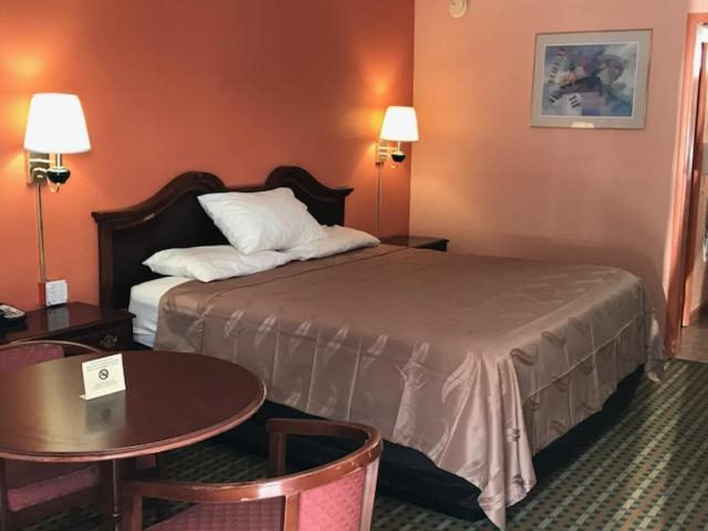 Bedroom 4, College Inn Spartanburg, Spartanburg