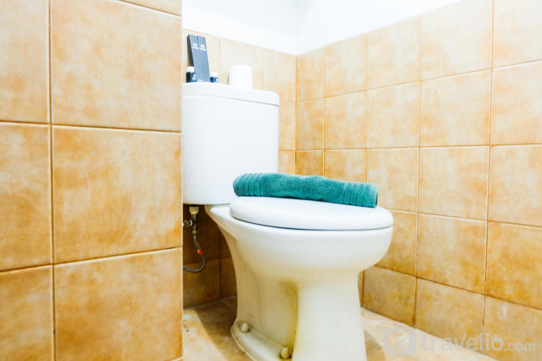 Bathroom, Pleasant 2BR Apartment @ Green Pramuka By Travelio, Central Jakarta