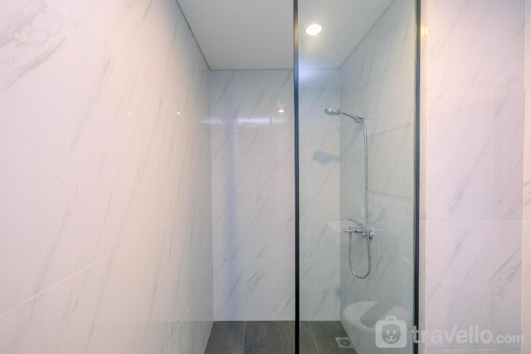 Bathroom, Cozy 1BR at The Newton Ciputra World 2 By Travelio, Jakarta Selatan