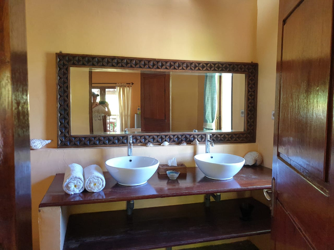 Bathroom 3, Waiara Village Guesthouse, Sikka