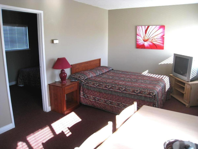 Bedroom 5, Beach Grove Motel, Greater Vancouver
