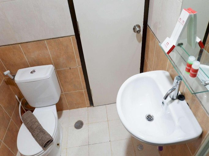 Bathroom 3, Pool View Studio Apartment Tamansari By Travelio, Jakarta Selatan