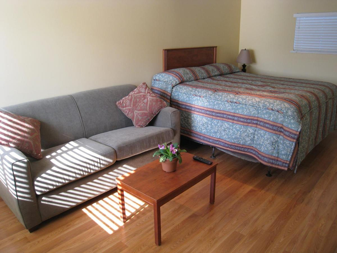 Bedroom 2, Beach Grove Motel, Greater Vancouver