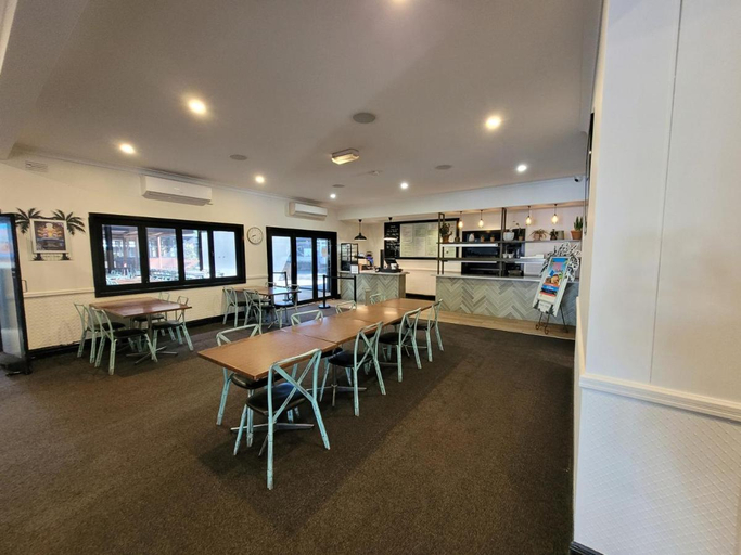 Food & Drinks 5, Palm and Pawn Motor Inn, Wagga Wagga - Pt A