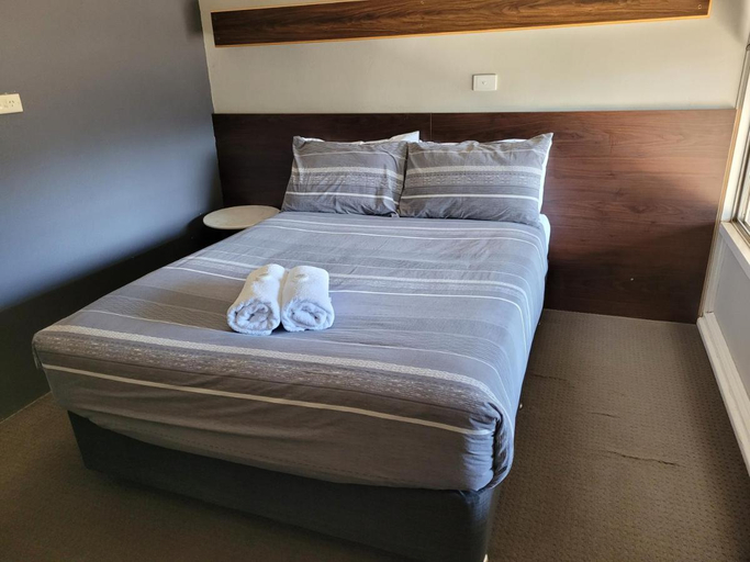 Bedroom 2, Palm and Pawn Motor Inn, Wagga Wagga - Pt A