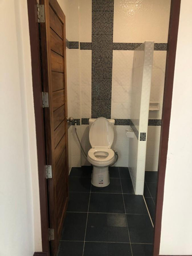Bathroom 5, Ban Suweena, Muang Uthai Thani
