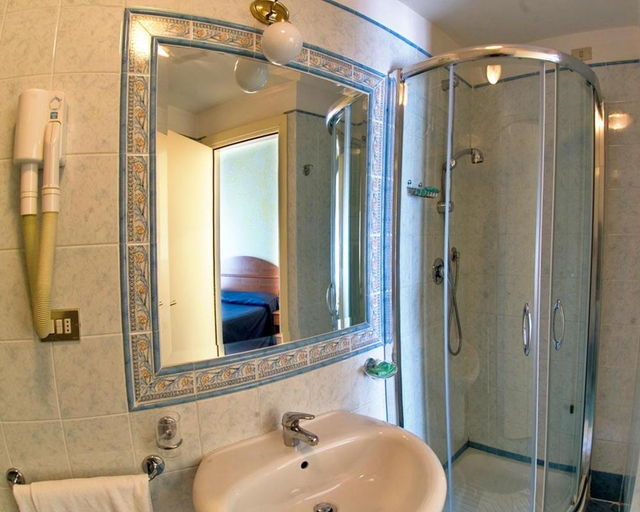 Bathroom 4, Hotel Laura, Rome