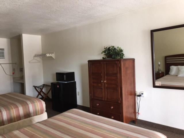 Bedroom 2, Dinner Bell Motel, Marion