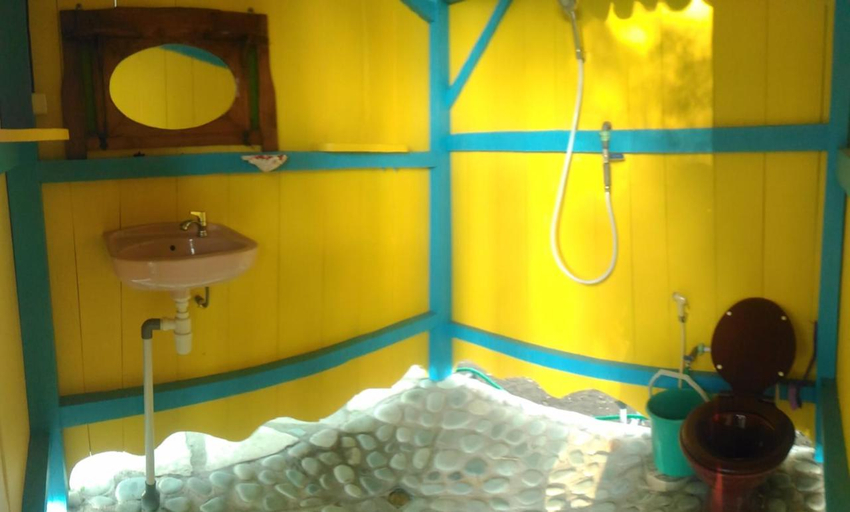 Bathroom 2, 4 Pohon - Les 4 Arbres, Manggarai Timur