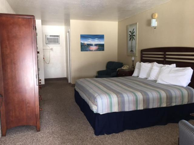 Bedroom 4, Dinner Bell Motel, Marion