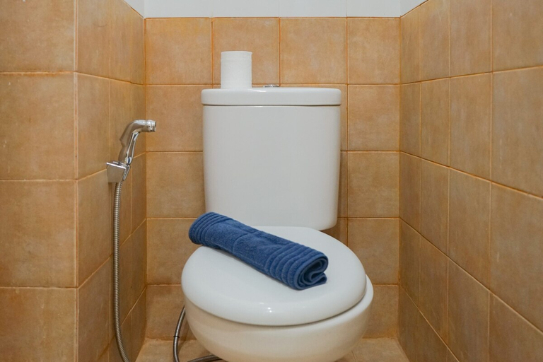 Bathroom 3, Cozy Studio Green Pramuka Apartment next to Mall, Jakarta Pusat