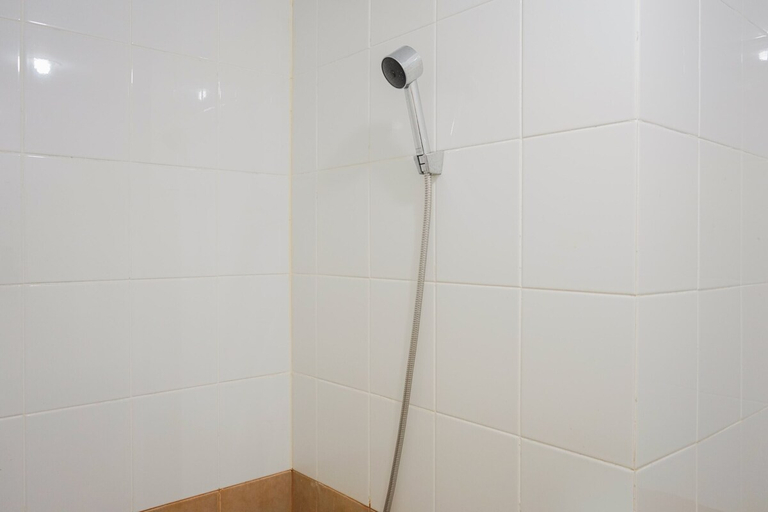 Bathroom 4, Cozy Studio Green Pramuka Apartment next to Mall, Jakarta Pusat