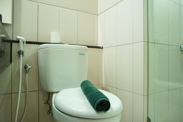 Bathroom 2, Cozy Studio Apartment at Nine Residence connected to Mall, Jakarta Selatan