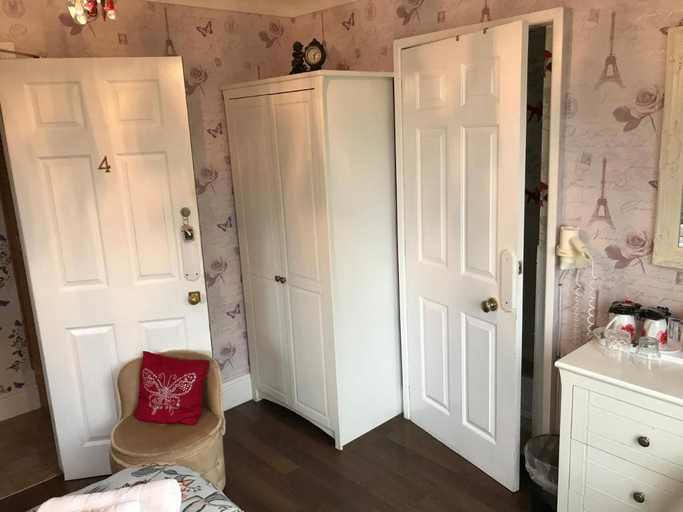 Bedroom 2, Redwood Lodge, Wiltshire