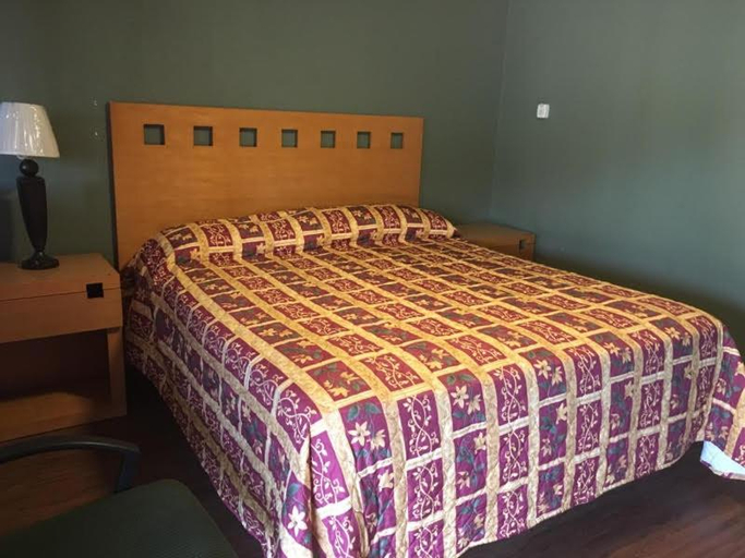 Bedroom 2, Townhouse Motel - West Sacramento, Yolo