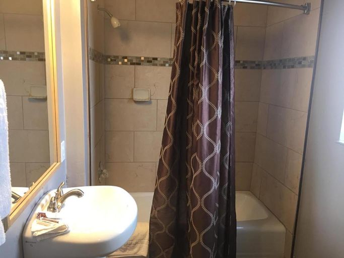 Bathroom 4, Townhouse Motel - West Sacramento, Yolo
