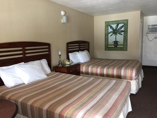 Bedroom 5, Dinner Bell Motel, Marion
