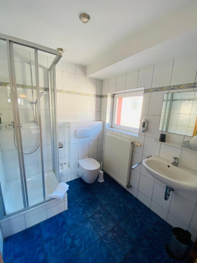 Bathroom 3, Gasthaus Elsaßer Hof, Ortenaukreis