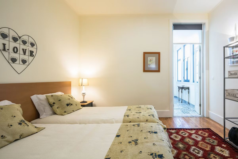 Bedroom 3, Apartamento A Francos Artist Painting 1, Porto