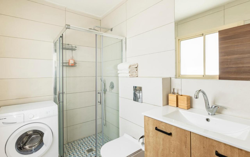 Bathroom 2, Tal Shahar Zimmers