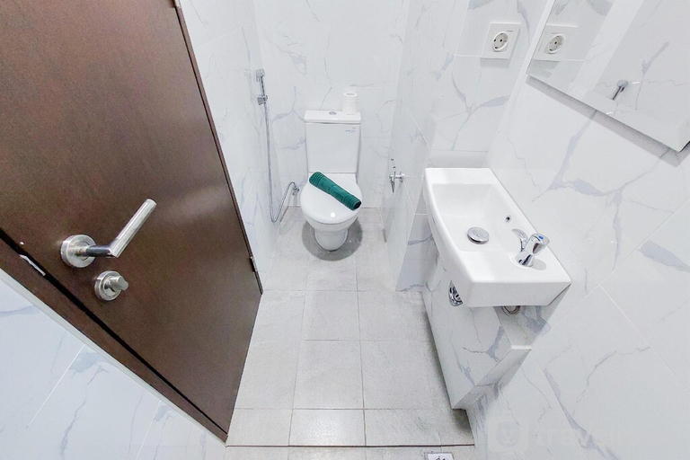 Bathroom, Studio at Pacific Garden Alam Sutera By Travelio, Tangerang