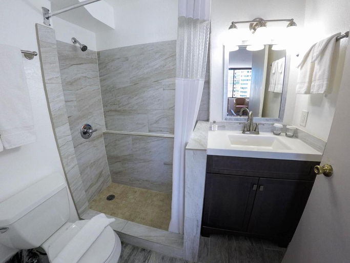 Bathroom, Hawaiian Monarch #708, Honolulu