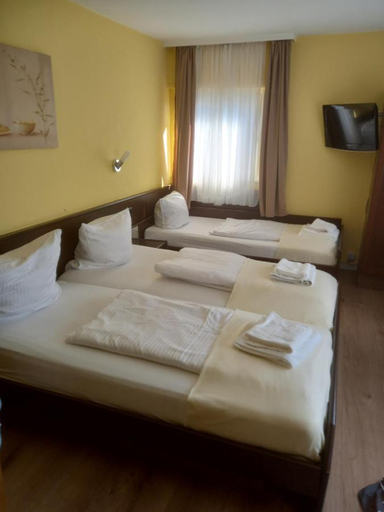 Bedroom 3, Hotel Wiesbadener Hof, Stuttgart