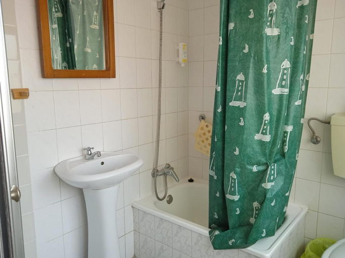 Bathroom, Canadian Star, Mira
