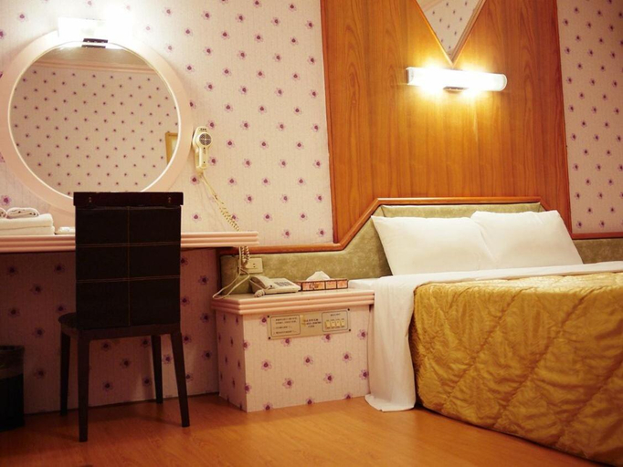 Bedroom 2, Green Yard Business Hotel, Miaoli
